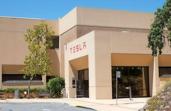 Tesla znova z zamudo pri modelu 3
