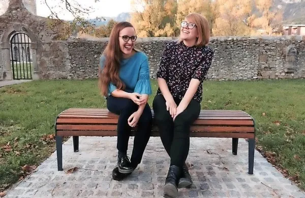 Violistka Barbara Grahor (levo) in pianistka Meta Červ se 
izobražujeta vsaka na svojem koncu Evrope, a kljub razdaljam sodelujeta.  