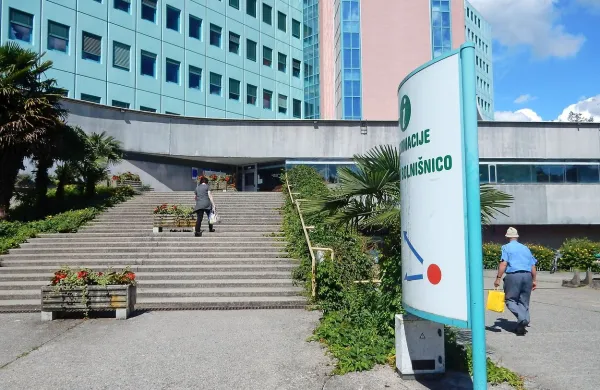 V &scaron;empetrski bolni&scaron;nici omejili obiske na enega zdravega obiskovalca