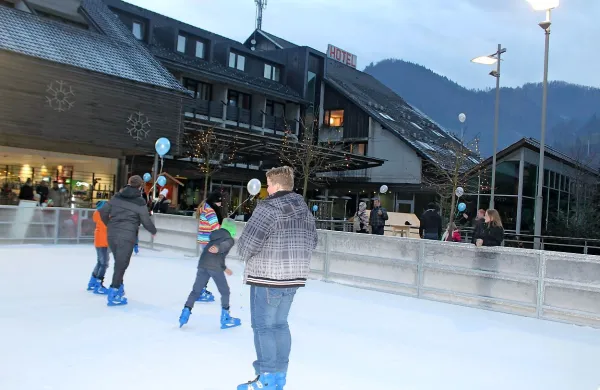 Hotel Cerkno je na veselje otrok uredil drsališče, sočasno pa mlade  brez sramu obvestil, da bo porušil svojo stavbo, v kateri 
domuje njihov klub CMAK.

