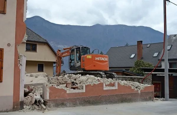  Za rušenje poškodovanih objektov ne bo več državnega 
denarja. 