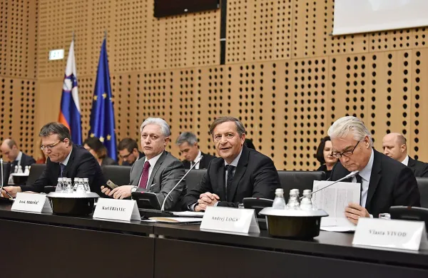 Slovenski zunanji minister Karl Erjavec je požugal sosedi, da 
se ne zaveda, kaj neuresničevanje razsodbe pomeni za njene 
zunanjepolitične prioritete.