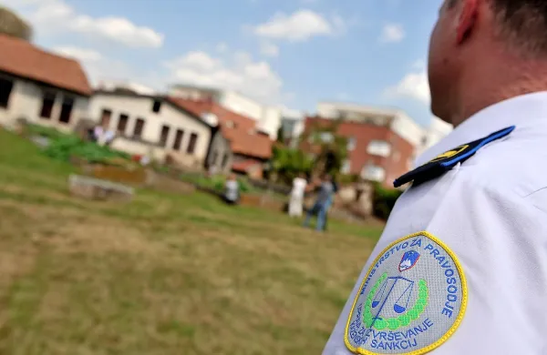 V stavkovnem odboru sindikatov državne uprave vlado 
pozivajo, da pristopi k pogajanjem z njimi.