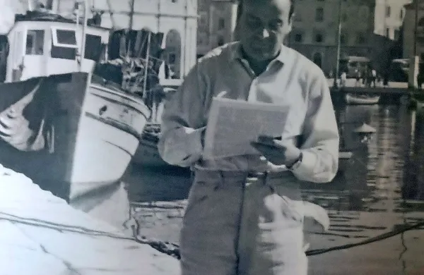 Miha Maleš med skiciranjem v Piranu leta 1960