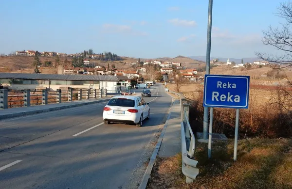 V bližini mostu čez reko Reko pri Dobrovem bodo popravili 
strugo.
