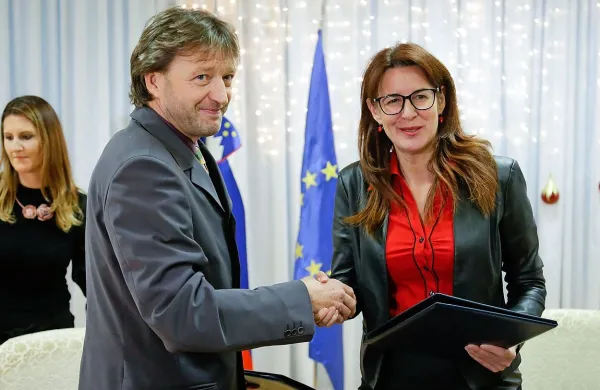 Ministrica za obrambo Andreja Katič in predsednik Sindikata 
poklicnega gasilstva Slovenije Aleksander Ogrizek