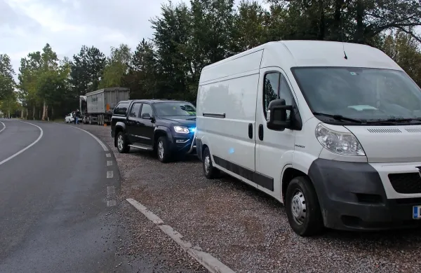 Ogenj se je hitro razširil in uničil kombi s pohištvom.