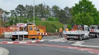 Ko so maja 2015  delavci urejali krožišče pri Divači, so za nakupovalno središče že postavili 
usmerjevalno tablo (levo na fotografiji) in asfaltirali odcep, a trgovine še vedno ni.

 