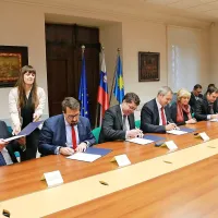 Minister, ministrica in pet županov so podpisali zavezo za 
obnovo Vogrščka.