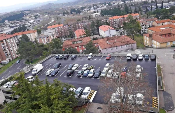 Zunanjo  etažo garažne hiše v Prisojah so na novo preplastili, 
umaknili ekološki otok in zarisali večje parkirne bokse. 