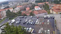 Zunanjo  etažo garažne hiše v Prisojah so na novo preplastili, 
umaknili ekološki otok in zarisali večje parkirne bokse. 
