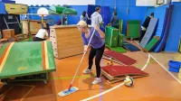 Čeprav so se čiščenja telovadnice OŠ Dante Alighieri takoj 
lotili, je voda uničila PVC talno podlago, zaradi česar telovadnica ni uporabna. 