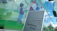  Ljudi, ki so bolni, so pozvali, naj ne prihajajo na obisk na 
pediatrično kliniko, saj lahko s tem življenjsko ogrozijo hudo 
bolne otroke.