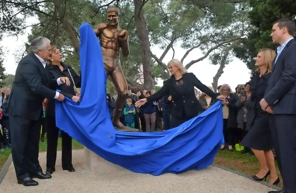 Bronasti kip Mateta Parlova, visok 240 centimetrov, so 
postavili na 40. obletnico enega od njegovih največjih uspehov.