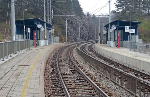 Ker je postaja Košana zgrajena na krivini, se vlaki nagnejo, 
razmik do perona pa poveča.