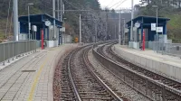 Ker je postaja Košana zgrajena na krivini, se vlaki nagnejo, 
razmik do perona pa poveča.