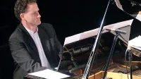 Bojan Glavina je pianist, pedagog in skladatelj, avtor približno 400 del.  