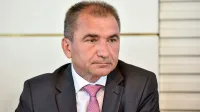 Janko Veber je pojasnil,  da se v poslanski skupini SD v 
zadnjem obdobju ni bilo mogoče poenotiti glede glasovanj o 
pomembnih odločitvah.