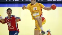 Kiro Lazarov (z žogo) je že vrsto let zaščitni znak makedonske 
reprezentance.