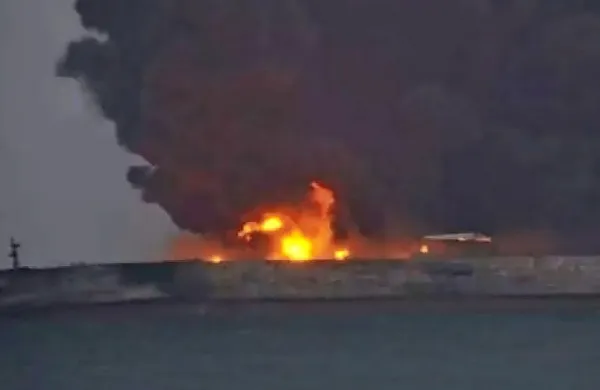 

Tanker Sanchi, ki pluje pod panamsko zastavo, je s tovorno 
ladjo trčil približno 300 kilometrov vzhodno od ustja reke 
Jangce pri Šanghaju.