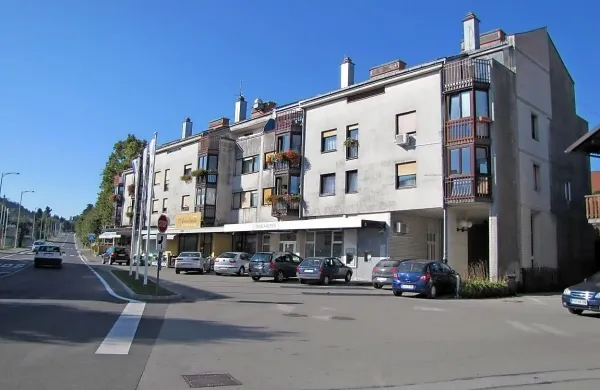 Eno od stanovanj, ki ju prodaja občina, je v večstanovanjski stavbi v Kolodvorski ulici.