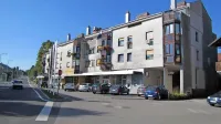 Eno od stanovanj, ki ju prodaja občina, je v večstanovanjski stavbi v Kolodvorski ulici.
