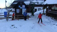 

Ker na Javorniku nikoli ni vrst, se je tudi ob edini vlečnici Lom 
mogoče dobro nasmučati.