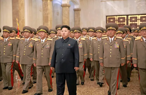 Do nenadnega zbližanja med državama je prišlo po novem 
letu, ko je severnokorejski voditelj Kim Jong-un v govoru 
opozoril, da ima jedrski gumb na svoji mizi, hkrati pa je dejal, 
da bi se severnokorejski športniki lahko udeležili olimpijskih 
iger v Pyeongchangu. 