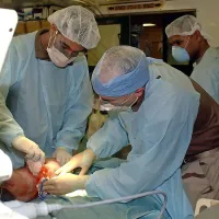 Cene zdravstvenih storitev in zdravljenja so še vedno na ravni 
leta 2014, te zneske pa je država obremenila še s poplačilom   
novih obveznosti oziroma stroškov.  