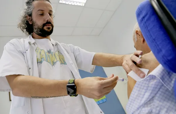Zaradi velikega povpra&scaron;evanja po cepljenju ponekod zmanjkalo cepiva proti gripi