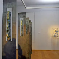 Z delom Quo vadis homo (levo)  se na razstavi predstavlja tudi  
briški umetnik Ivan Skubin. 