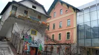 Tinčkova bajta (levo)   lahko stoji  še leto dni in toliko časa ima 
prva soseda - občina - da najde nadomestni prostor.