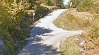 V vasici Zrenj so Tržačani brez smerokazov zavili na ozko 
cesto (levo), ki se je kmalu spremenila v makadamsko in jih 
ilegalno pripeljala čez mejo.
