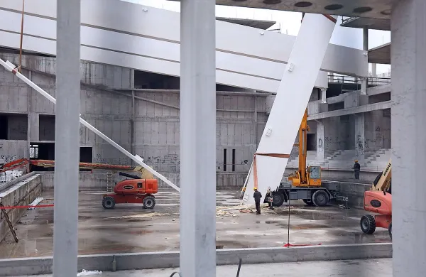 Lepljeni nosilec se je prelomil zaradi sile udara, ko se je 
prevrnil in je padel  približno 20 metrov globoko na betonsko 
ploščo.