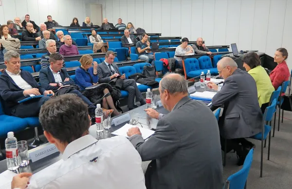 Nov zakon o Lipici je v veliko sejno dvorano sežanske občine 
privabil veliko ljudi. Domačine trenutno najbolj moti uvedba 
enosmerne ceste v Lipici.
