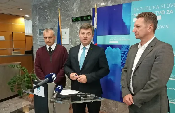 Minister Peter Gašperšič (v sredini) je županoma Gregorju 
Strmčniku in Borisu Popoviču predstavil predlog, da bi 
Mestna občina Koper po novem prejemala 82, občina 
Ankaran pa 18 odstotkov luške koncesnine. 