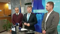 Minister Peter Gašperšič (v sredini) je županoma Gregorju 
Strmčniku in Borisu Popoviču predstavil predlog, da bi 
Mestna občina Koper po novem prejemala 82, občina 
Ankaran pa 18 odstotkov luške koncesnine. 