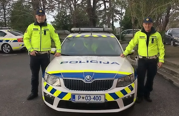 Koprska prometna policista v novih barvah.