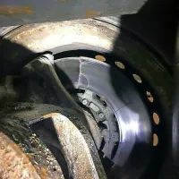 Na srednji osi prikolice je bil en zavorni disk počen (na 
fotografiji), drugega sploh ni bilo. 