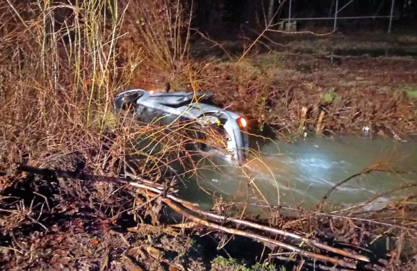 Čeprav je končal  v potoku, se voznik ni poškodoval. 