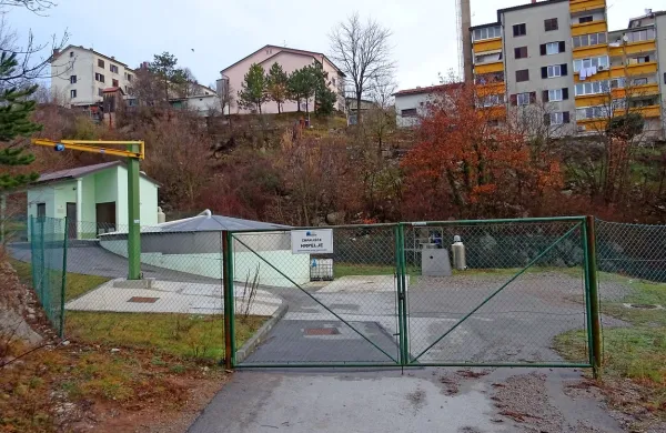  Odpadne vode iz obrtno-industrijske cone Hrpelje se najprej stečejo v dolino sredi Hrpelj, od 
koder jih nato prečrpajo proti Kozini. V tem času lahko tudi zasmrdijo.