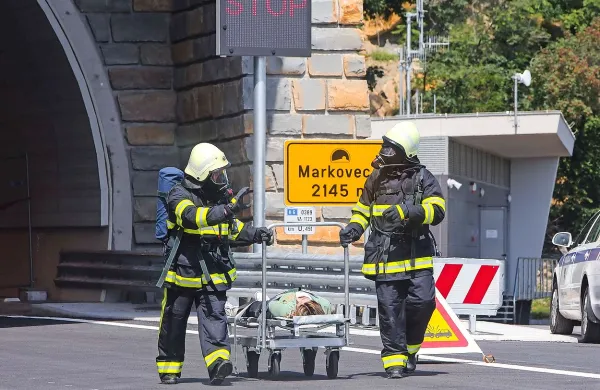 Promet na hitri cesti Koper-Izola upravljajo  iz  pogonske 
centrale Markovec, desno zadaj na fotografiji, ki je nastala ob 
gasilski reševalni vaji.   