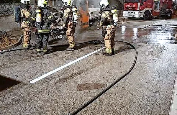 Ogenj povsem uničil kombi