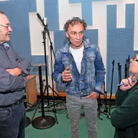 Želimir Božič,  Tadej Slabe in Barbara Kampos v pogovoru 
med srečanjem v studiu Hendrix koprskega radia.