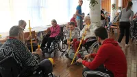 Upokojence v Izoli smo zmotili med vajami s študenti 
kineziologije.