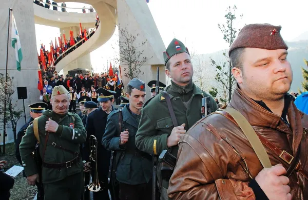 Ob 76. obletnici dražgoške bitke bo danes opoldne v 
Dražgošah potekala osrednja spominska slovesnost.