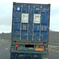 Zaradi manjkajočega kolesa je prikolica že med vožnjo precej 
visela v desno. 