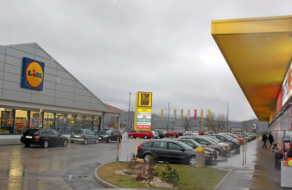 Zaenkrat ne kaže, da bi kupci v nakupovalnem središču ob 
Reški cesti kmalu dobili javne sanitarije