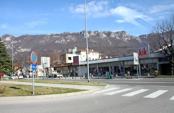 Konec parkiranja pred vhodi