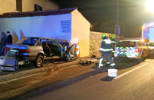 Pijan Sežančan je v soboto z avtom čelno trčil v zid 
lokavskega župnišča. 